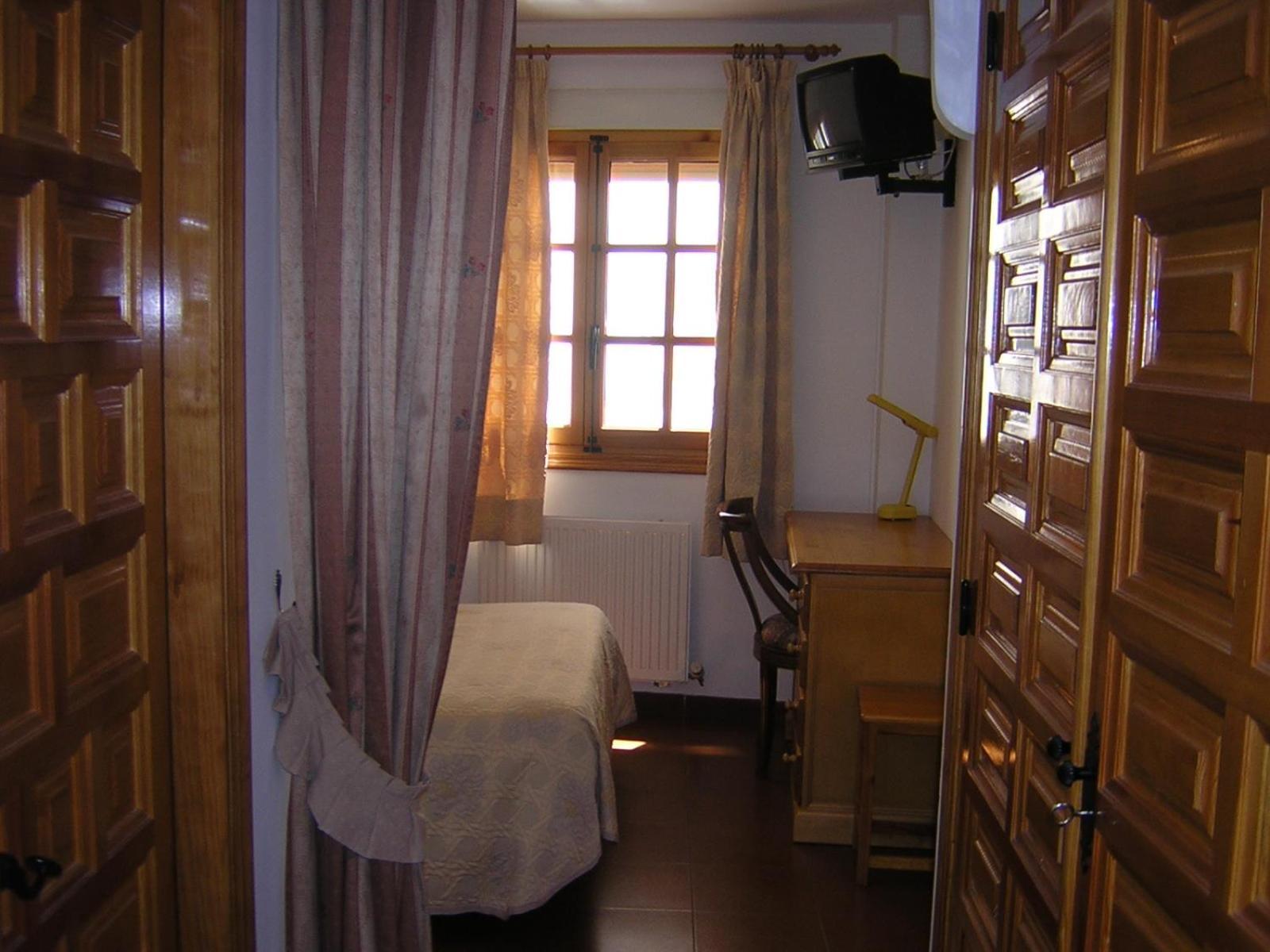 Hostal Restaurante La Muralla Canete  Extérieur photo